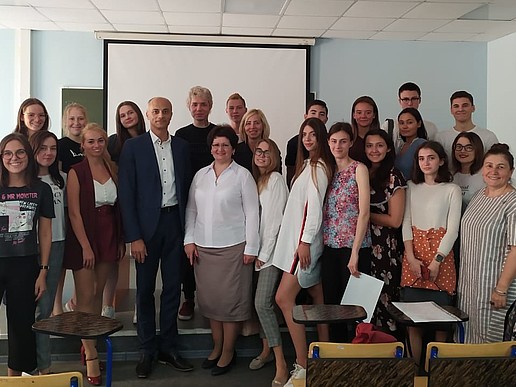 Prof. Maiwald mit Studierenden und Dozentinnen des Studienschwerpunkts Hotelmanagement