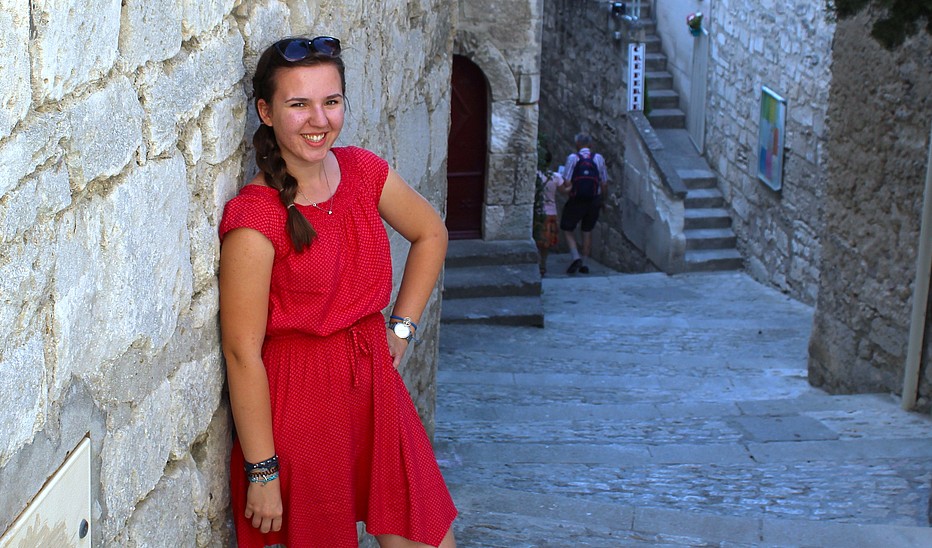 Foto: privat Anna Grohmann lehnt sich lächelnd an eine Wand an.