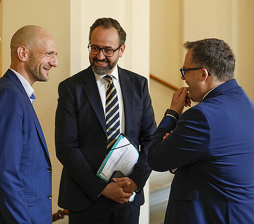 District Administrator, Science Minister and Rector talk in the stairwell of Zittau Town Hall.