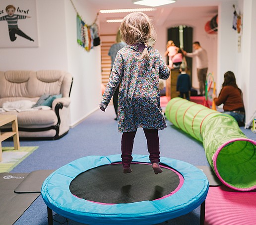 kleines Mädchen springt auf einem Trampolin