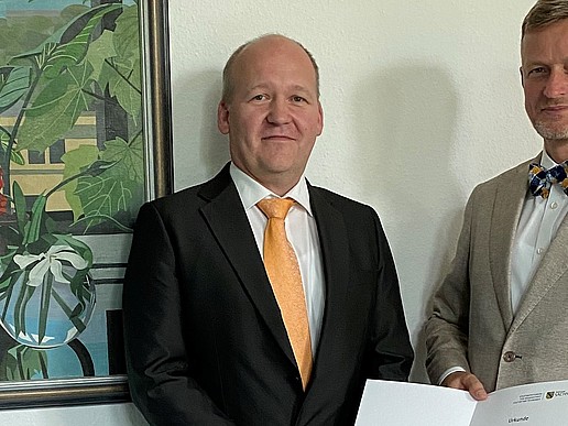 Christoph Matthias Duscha and State Secretary Handschuh at the presentation of the certificate of appointment as Chancellor at the HSZG in a room at the SMWK