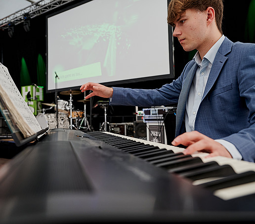 Jonathan Zopf am Piano auf der Bühne.