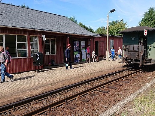 Besucher*innen zur "Historik Mobil" am Bahnhof Zittau Süd