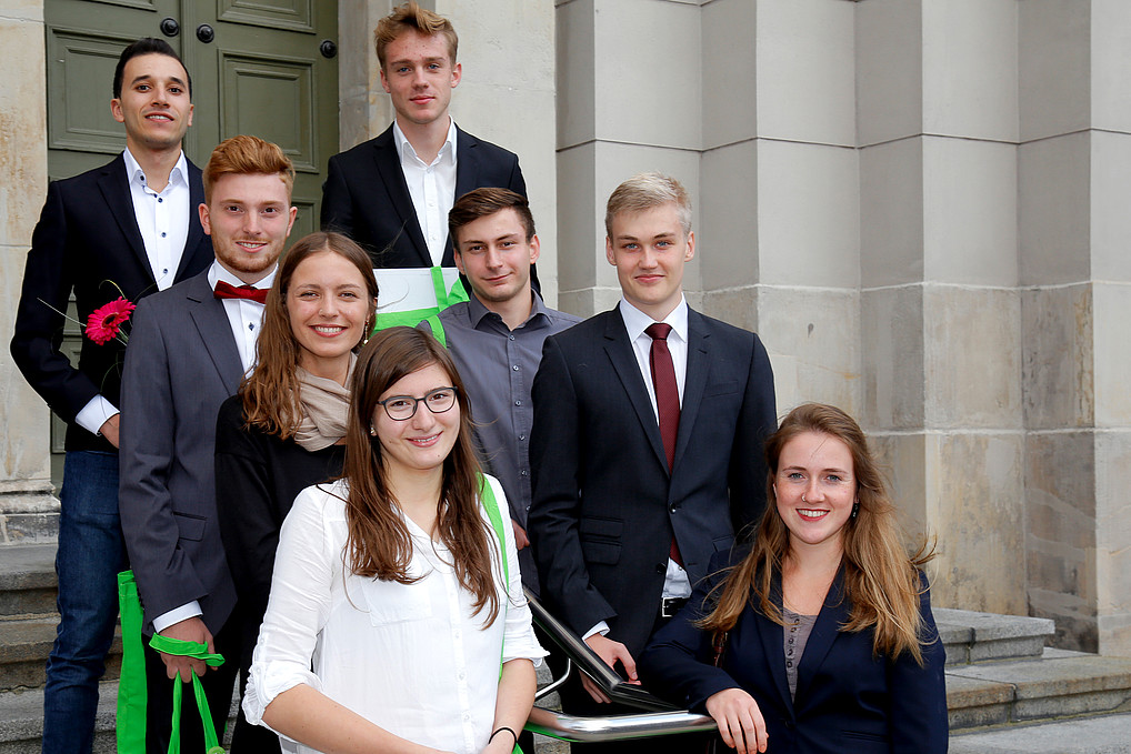 Gruppe von Studierenden vor dem Eingang einer Kirche