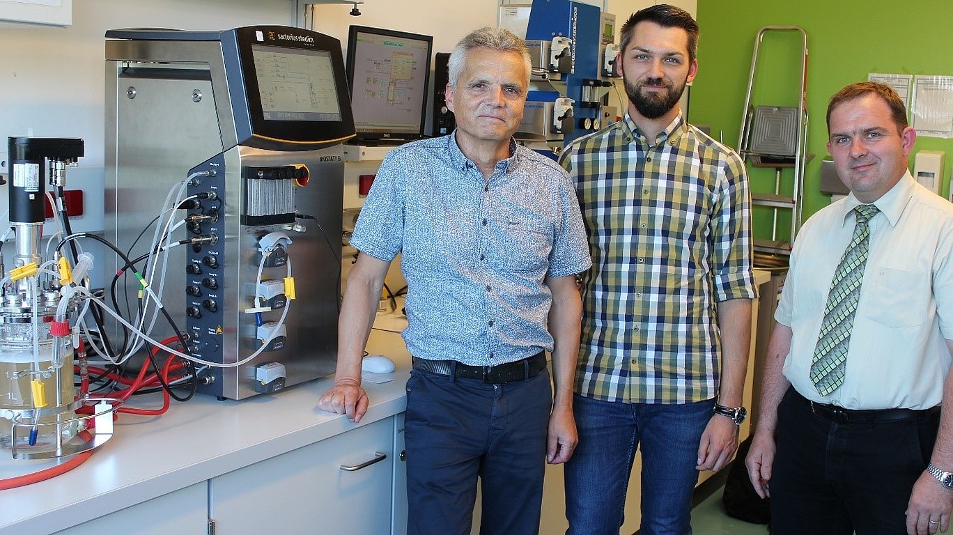 Von links nach rechts: Lutz Warschofsky, Matthias Müller (Sartorius Stedim Biotech GmbH), Toni Baloun (Bioverfahrenstechnik HSZG) bei der Übergabe des Fermenters