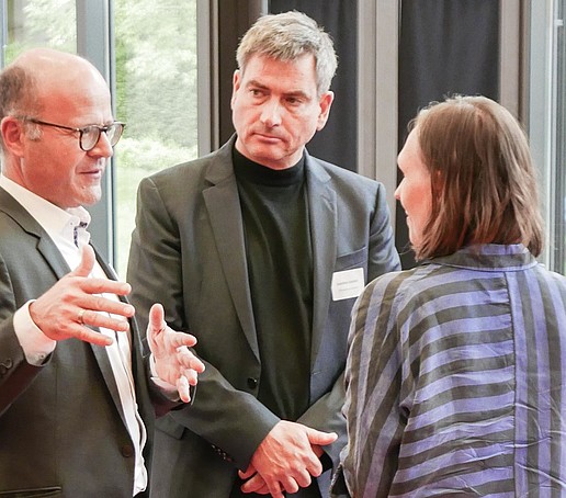 Staatsminister Oliver Schenk im Gespräch mit den Vorsitzenden des Filmverbandes Sachsen, Joachim Günther und Alina Cyranek.