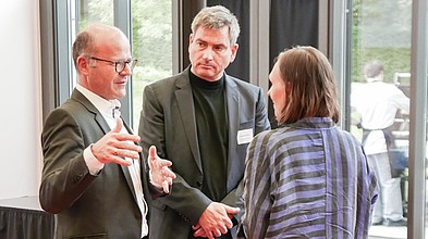 Staatsminister Oliver Schenk im Gespräch mit den Vorsitzenden des Filmverbandes Sachsen, Joachim Günther und Alina Cyranek.