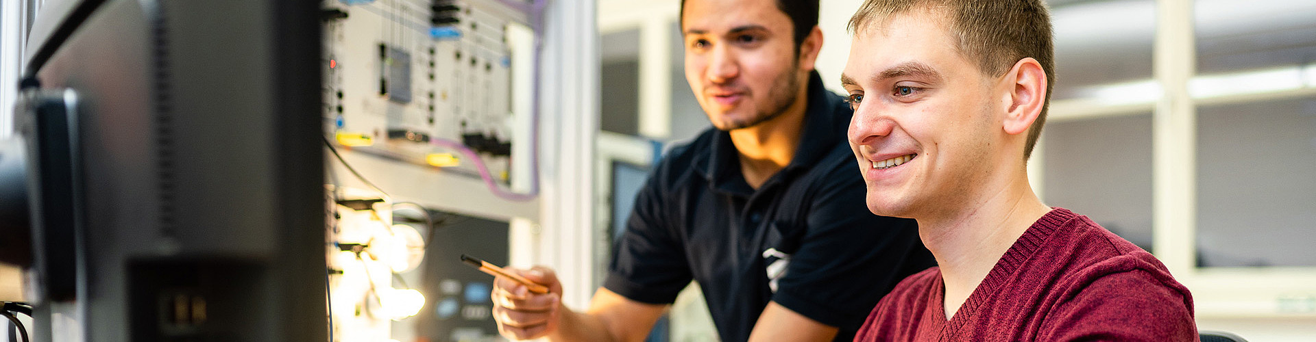 Bachelor Automation and Mechatronics students during an internship in the lab.