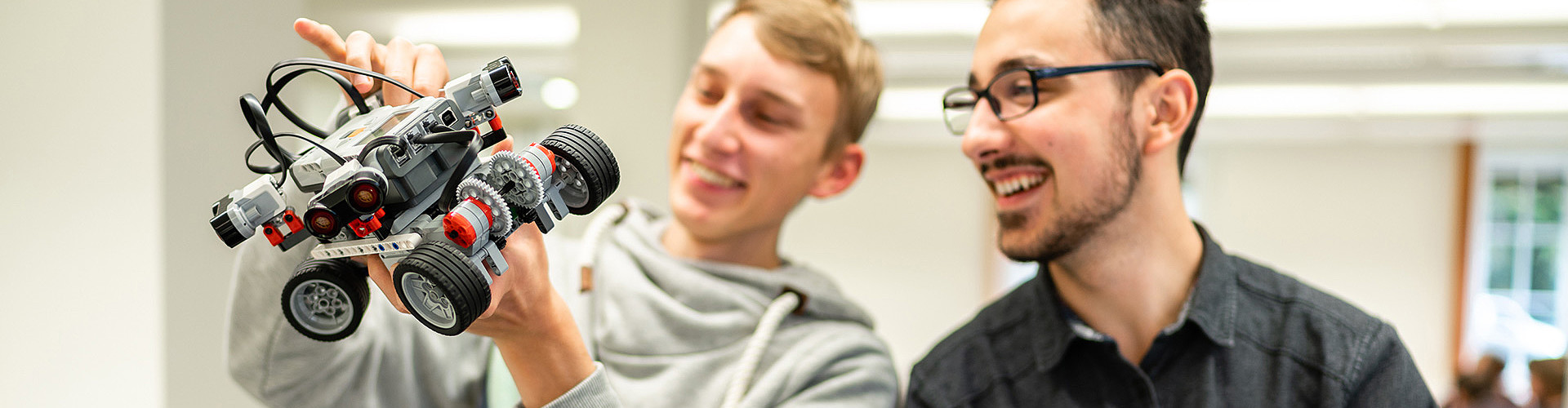 Informatik Bachelor-Studium an der Hochschule Zittau/Görlitz - Studierende prüfen eine Modell eines Elektroautos.