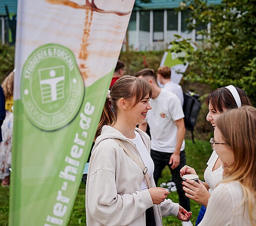 Gäste feiern auf dem Campus.