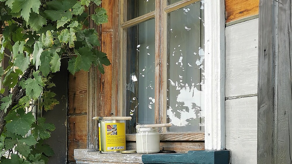 Fenster von einem Umgebindehaus mit Farben