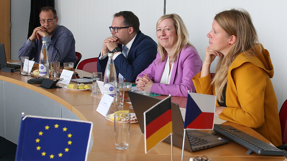 Representatives of the HSZG sit at the table and discuss.