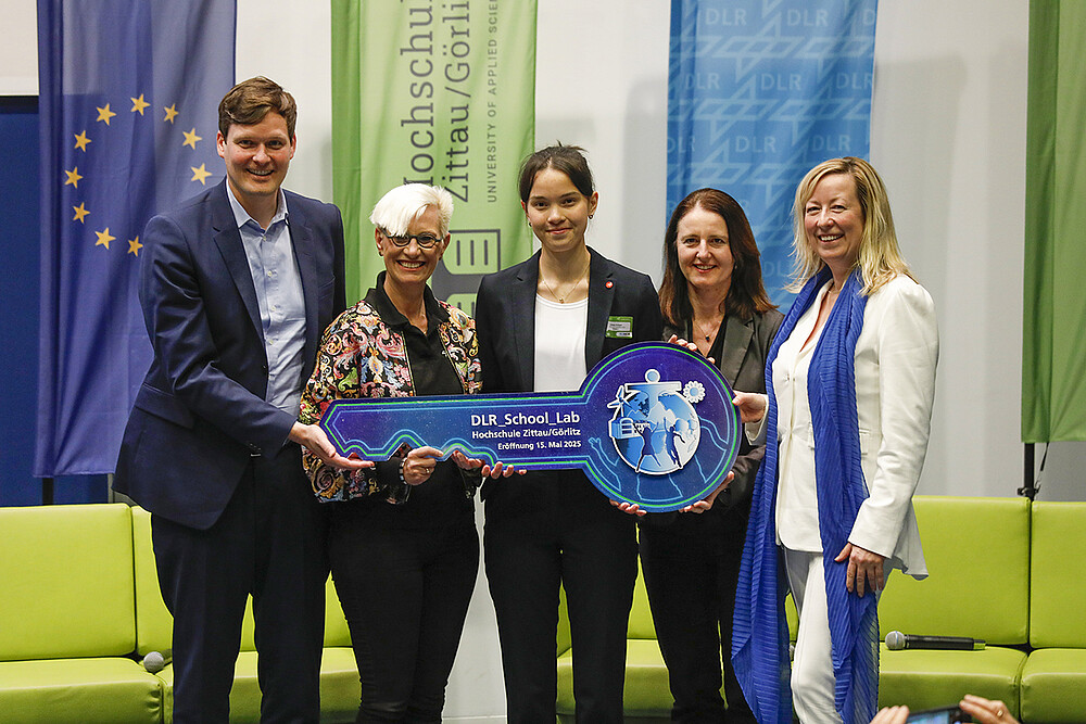 Conrad Clemens, Saxon State Ministry of Culture (SMK), Prof. Dr.- Anke Kaysser-Pyzalla, Chairwoman of the DLR Executive Board, Helena Krüger, former student of Christian-Weise-Gymnasium Zittau and winner of Jugend forscht 2024, Prof. Dr. Heike Graßmann, Saxon State Ministry of Science, Culture and Tourism (SMWK), Prof. Dr. Sophia Keil, Vice-Rector Research, Transfer and Internationalization Zittau/Görlitz University of Applied Sciences.