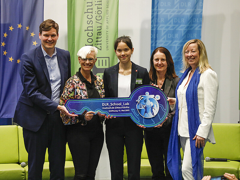 Conrad Clemens, Saxon State Ministry of Culture (SMK), Prof. Dr.- Anke Kaysser-Pyzalla, Chairwoman of the DLR Executive Board, Helena Krüger, former student of Christian-Weise-Gymnasium Zittau and winner of Jugend forscht 2024, Prof. Dr. Heike Graßmann, Saxon State Ministry of Science, Culture and Tourism (SMWK), Prof. Dr. Sophia Keil, Vice-Rector Research, Transfer and Internationalization Zittau/Görlitz University of Applied Sciences.