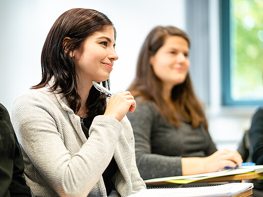 student in a lecture as a symbol for studying quickly and successfully at the HSZG.