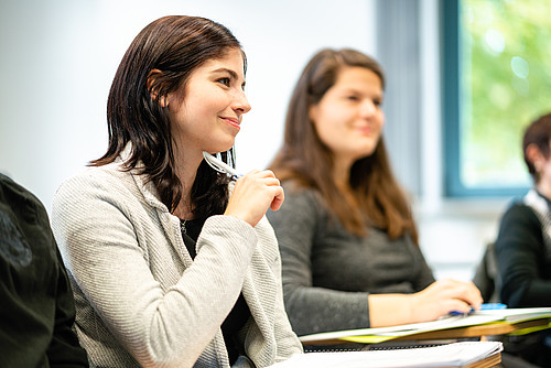 studentin in einer Vorlesung als Symbolbild für schnell und erfolgreich studieren an der HSZG.