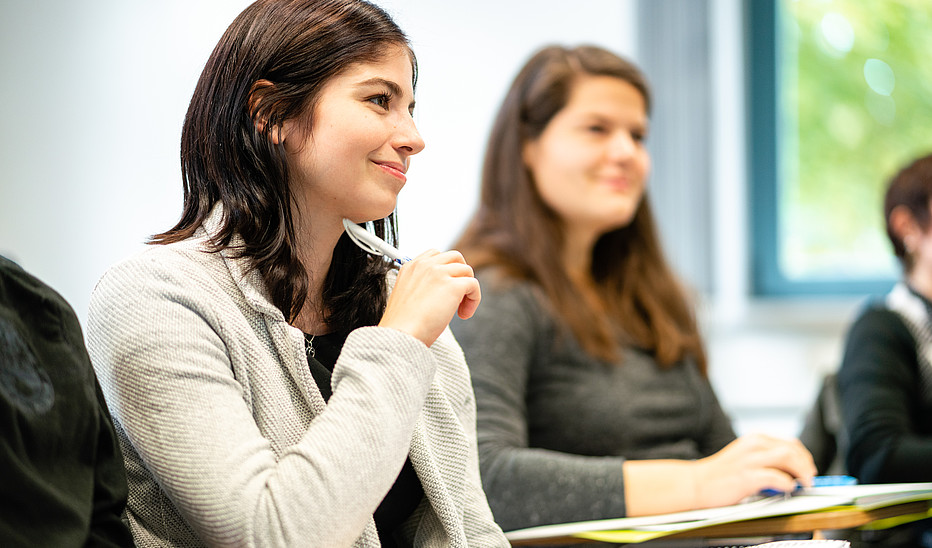 studentin in einer Vorlesung als Symbolbild für schnell und erfolgreich studieren an der HSZG.