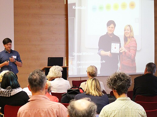 In his lecture, Daniel Winkler presents the first results of a new teaching/learning concept in the course Manufacturing Management.