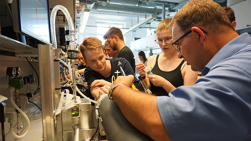Blick auf den energieeffizienten Bioreaktor der Biotechnologie-Studierenden, der sie erneut unter die Top 3 Teams beim 99 €-Wettbewerb der TU Dresden bringt.