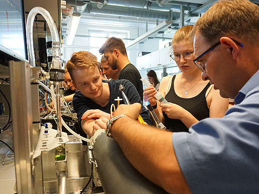 Blick auf den energieeffizienten Bioreaktor der Biotechnologie-Studierenden, der sie erneut unter die Top 3 Teams beim 99 €-Wettbewerb der TU Dresden bringt.