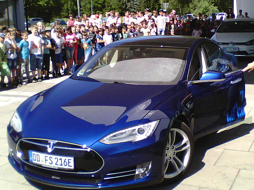 The participants of the Children's Academy were able to see for themselves that the cars of tomorrow will be electric and can be parked using a smartphone