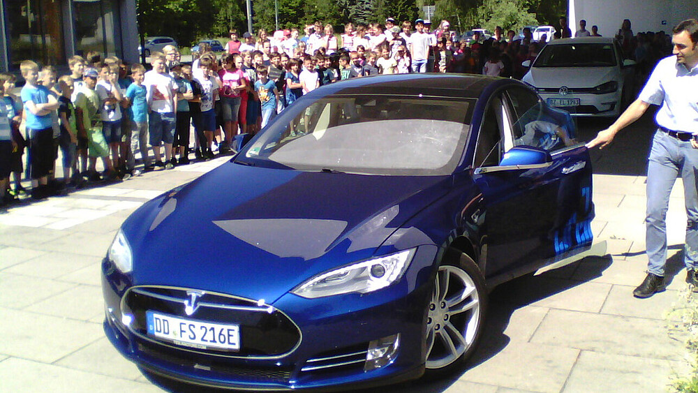 The participants of the Children's Academy were able to see for themselves that the cars of tomorrow will be electric and can be parked using a smartphone