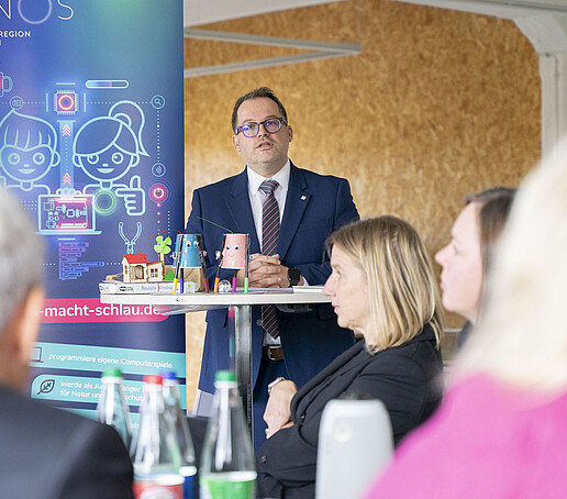 The Rector addresses the conference participants.