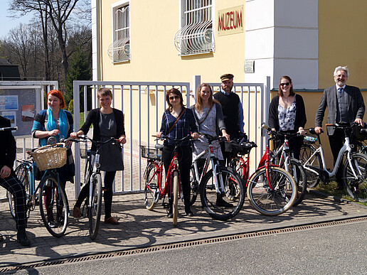 The research seminar group from the "Culture and Management" Master's degree program on their bikes to the Bad Franzensbad City Museum