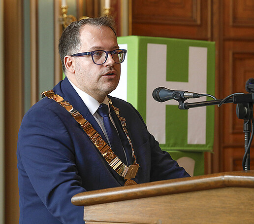 Rector Kratzsch holds his inaugural speech for the second term of office at the lectern.