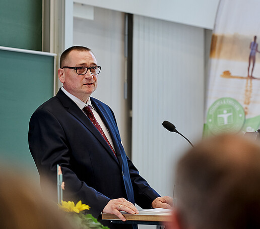Prof. Knoll at the microphone in the lecture hall