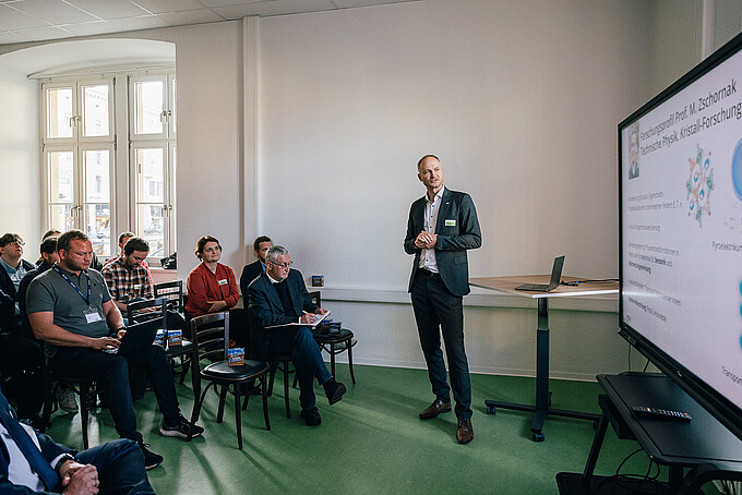 Prorf. Gunter Göbel gives a lecture.