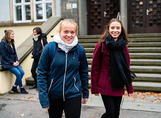 Studierende vor Lehrgebäude