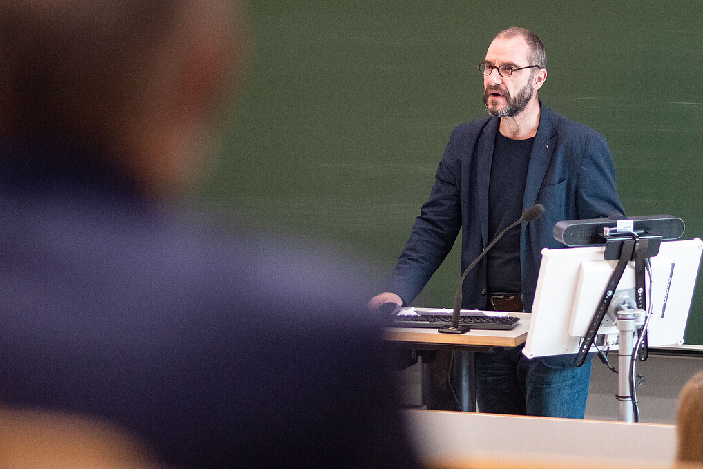Prof. Kollmorgen stands at the lectern and gives a keynote speech.