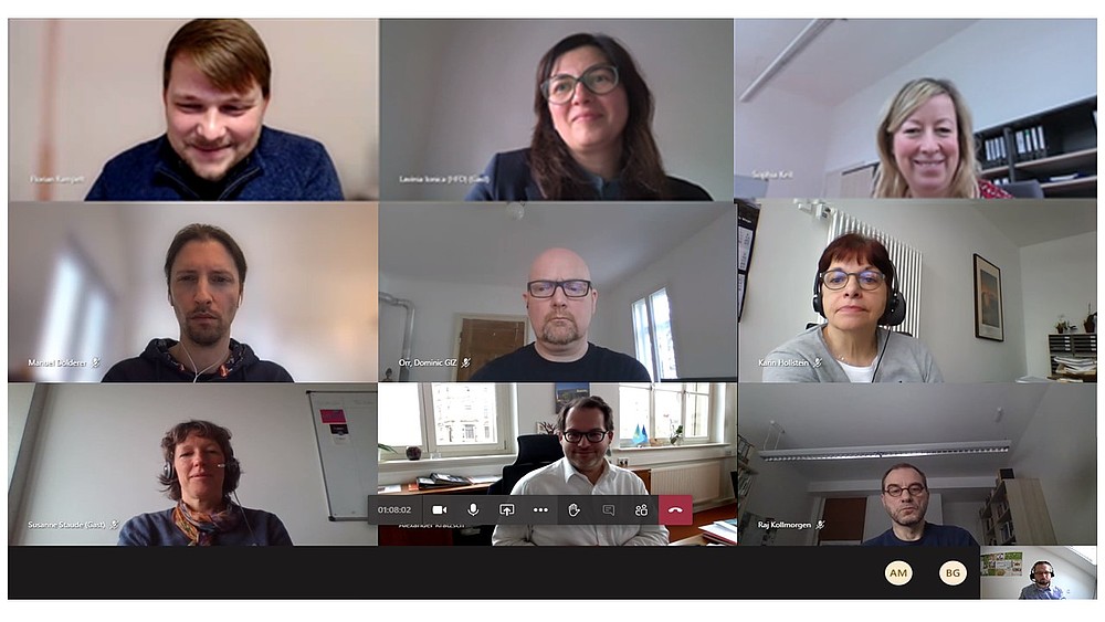 Neun Personen in einer online Konferenz zum Thema digitale Hochschule. 