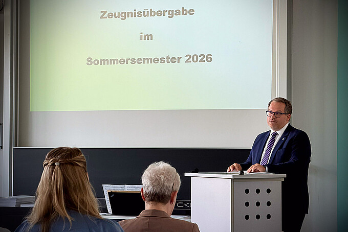 Scenes from the graduation ceremony at the Preparatory College of the Zittau/Görlitz University of Applied Sciences: Rector Prof. Dr.-Ing. Alexander Kratzsch delivers his commencement address.