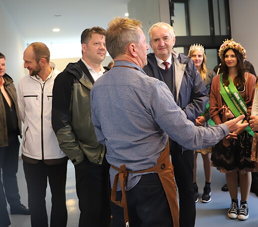 Group visits campus