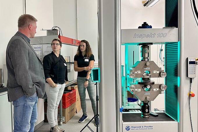 Institutsmitarbeitende im Gespräch mit Gästen im Technikum.