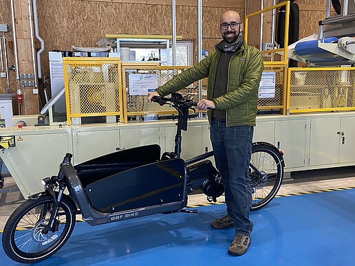 Dr. Rafael Cavalcante Cordeiro mit Lastenrad in der LaNDER³-Forschungshalle