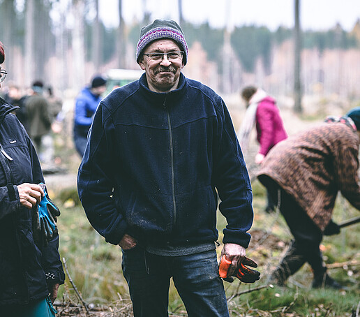 Die Kanzlerin und ein Fortstmitarbeiter im Wald.