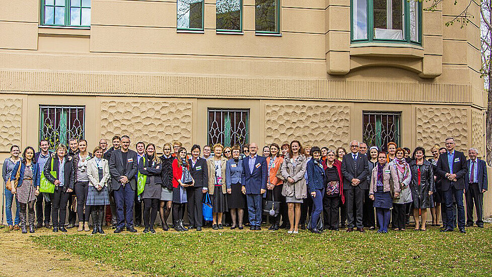 Großes Gruppenfoto aller Veranstaltungsteilnehmer