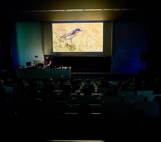 A photo of Dominik Eulberg's biodiversity show in the large lecture hall