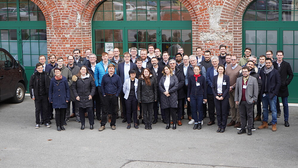 Gruppenfoto von Polymerfachtagungsteilnehmenden vor dem Gebäude der Mandau-Höfe.