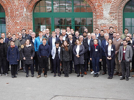 Gruppenfoto von Polymerfachtagungsteilnehmenden vor dem Gebäude der Mandau-Höfe.