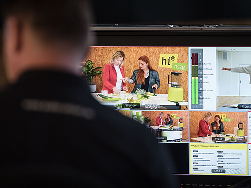 Technician at the screen on which the digital platform for the HIT can be seen.