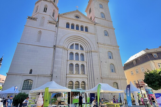 Messestand der HSZ vor der Johanniskirche in Zittau.