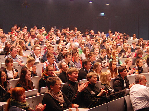 ...in gut gefüllten Hörsälen unserer Hochschule anlässlich des "Tages der Chemie" im Februar 2015
