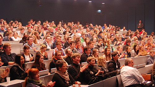 ...in gut gefüllten Hörsälen unserer Hochschule anlässlich des "Tages der Chemie" im Februar 2015