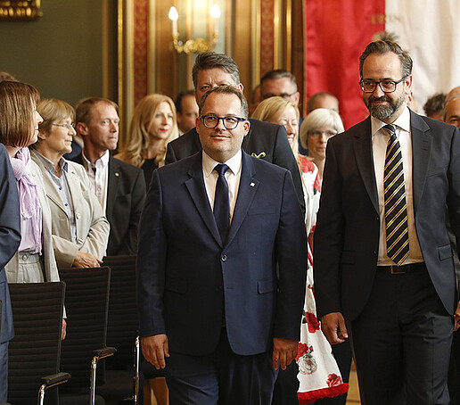 The procession of honor enters the town hall in Zittau, led by the Rector and the Minister of Science.