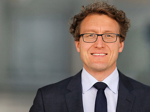 Prof. Ingo Cassack for Business Administration with a focus on Controlling smiles into the camera.