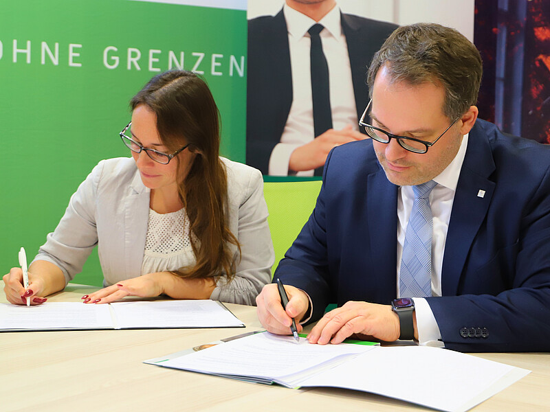 Leiterin des Regionalcenters Görlitz Linda Zölfel von der AOK Plus und Rektor der HSZG Prof. Dr.-Ing. Alexander Kratzsch bei der Kooperationsunterzeichnung